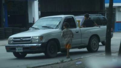 Un menor en riesgo social caminando en una calle de San Pedro Sula.
