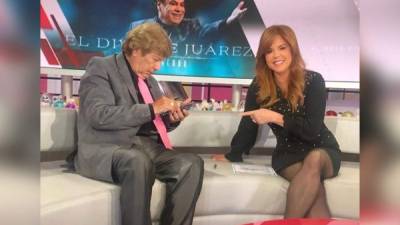 María Celeste Arráras (d) en entrevista con Joaquín Muñoz, quien asevera que Juan Gabriel está vivo.