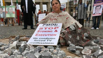 Una mujer simula ser lapidada. Foto referencial AFP