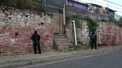 Agentes realizando operativos en un punto de la capital hondureña.