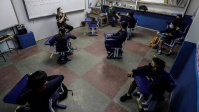 Alumnos de una escuela particular participan de una clase durante el regreso de algunas escuelas, este martes, en la ciudad de Río de Janeiro.