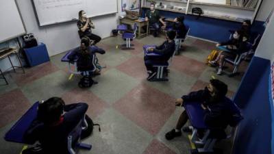 Alumnos de una escuela particular participan de una clase durante el regreso de algunas escuelas, este martes, en la ciudad de Río de Janeiro.