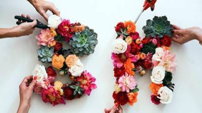 Para un evento (bautizo o cumpleaños) usa diversas flores para armar nombres o letras.