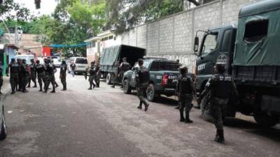 Elementos de la Policía Militar realizan operativos en el sector de El Pedregal en la capital.