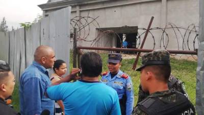 Policías custodiaron el edificio en donde encontraron el cadáver.