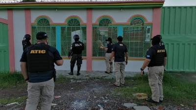 Equipos de la Atic y militares llegando a una de las viviendas vinculadas con los sospechosos.