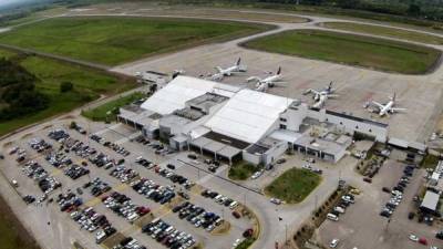 Vista del aeropuerto Ramón Villeda Morales, que opera 20 horas diarias. Foto drone: Yoseph Amaya