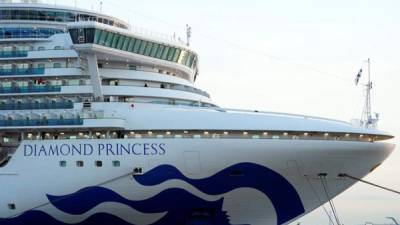 Medios de comunicación llegaron a realizar su trabajo fuera del crucero Diamond Princess en la terminal de cruceros del muelle Daikoku en Yokohama, al sur de Tokio, Japón.
