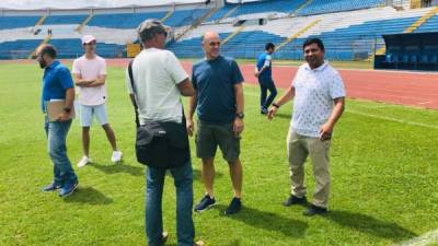 Fabián Coito junto con el asistente técnico Miguel Falero y el preparador físico Sebastián Urrutia llegaron al estadio Olímpico de San Pedro Sula. Foto @OlimpicoSPS .