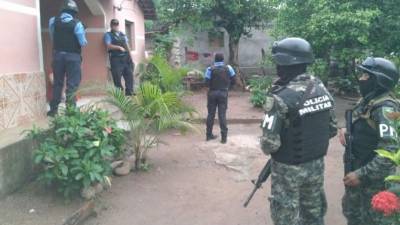 Autoridades de la Policía Nacional de Honduras durante los allanamientos en Comayagua.