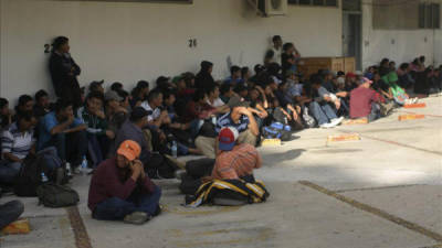 Migrantes descansan a la sombra en Tuxla Gutiérrez (México). EFE/Archivo