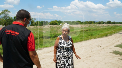 Amelia Ochoa (de 78 años) vive a un lado del bordo de contención del canal Maya en la aldea La Samaritana, La Lima, Cortés. Ella cree que los bordos, “por no estar bien compactados serán destruidos por las aguas” si hay “lluvias fuertes”.