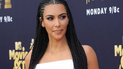 Kim Kardashian lanzó su perfume Vibes usando el nombre y logo de una empresa de marketing. Foto archivo.