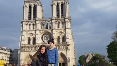 Las hondureña Elsy Morales y su hijo muestra en imágenes su visita a la catedral Notre Dame de París.