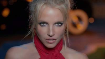 La 'princesa del pop' presumió de su figura colgando una foto en su cuenta de Instagram donde se le ve en pijamas, con un look de domingo por la mañana.