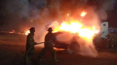 Elementos del Cuerpo de Bomberos hicieron esfuerzos para mitigar el fuego en los cabezales.