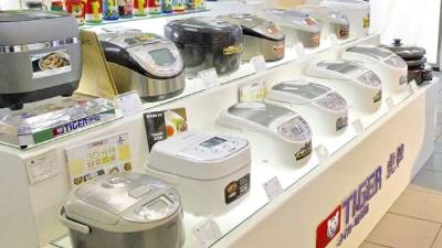 Un centro comercial de Beijing exhibe los últimos modelos de ollas arroceras, la mayoría de fabricantes japoneses. La china Midea quiere producir una mejor.