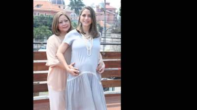 Alma Leiva y su hija Tiffany Martínez de Handal.