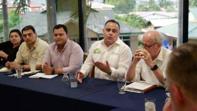El alcalde Armando Calidonio presidió ayer la reunión entre empresarios y diputados.