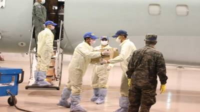 Los ventiladores son portátiles y cada uno pesa 15 libras.