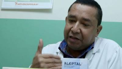 El siquiatra Bismark Espinoza muestra algunos de los medicamentos para tratar las enfermedades mentales.