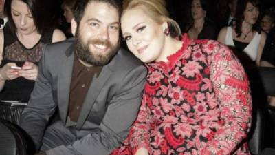 Adele y su aún esposo Simon Konecki (i).