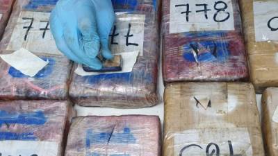 Loa 65 paquetes con droga fueron hallados en compartimentos falsos de la embarcación.