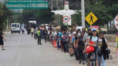 Venezolanos que permanecían en Colombia salen hacia su país en un corredor humanitario realizado sobre el puente Simón Bolívar que une a las poblaciones de Cúcuta (Colombia) y San Antonio del Táchira (Venezuela).