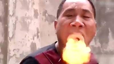 El maestro de Kung Fu Liu Fei puede exhalar humo y fuego de su boca, como un dragón.// Video redes.