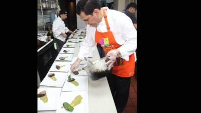 Guillermo Gonzales Arica, promotor de la cocina peruana en Honduras, preparó los manjares que se sirvieron esa noche.