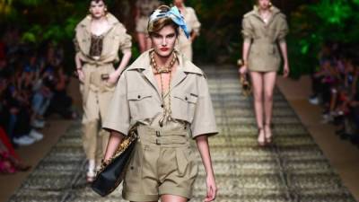 La colección primavera- verano 2020 de Dolce & Gabbana destaca por su tributo a los looks de viaje, mejor conocidos como safari, donde lo combina con estampado animal.