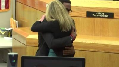 Brandt Jean abrazó a la expolicía que mató a su hermano durante el juicio en Dallas./