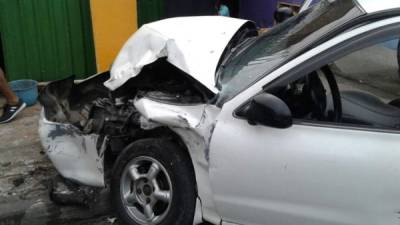 En este taxi se trasladaban algunas de las personas heridas. Fotos tomadas de Radio América.