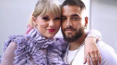 Taylor Swift y Maluma en el backstage de Billboard Awards 2019, donde el colombiano se presentó junto a Madonna.