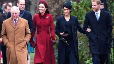 El príncipe Carlos junto a sus hijos William y Harry con sus respectivas esposas: Kate Middleton y Meghan Markle.