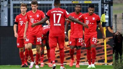 Joshua Kimmich (i) del Bayern Munich celebra un gol con sus compañeros, en el partido disputado ante el Borusia el pasado 26 de mayo.