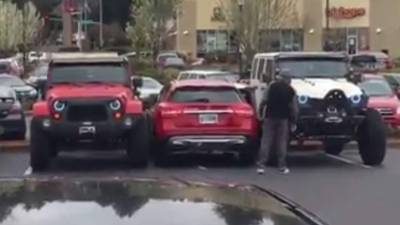 El chico tuvo que ingeniarselas para entrar a su vehículo.