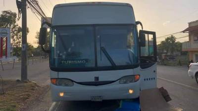 Este es el autobús en el que se conducía el motorista al momento de ser atacado por desconocidos.