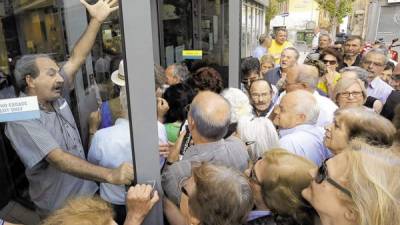 Un grupo de jubilados frente al Banco Nacional de Grecia para recibir parte de sus pensiones en julio de 2015.