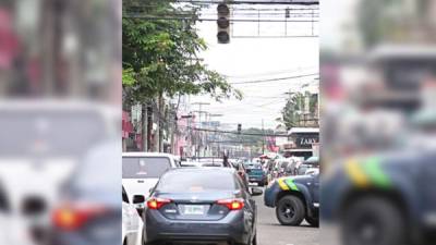 En la 2 y 3 calles, 6 avenida, del barrio El Centro, no están funcionando los semáforos. Foto: Franklyn Muñoz