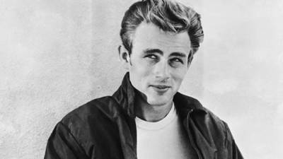 James Dean murió el 30 de septiembre de 1955 en un accidente de tráfico, cuando tenía 24 años.