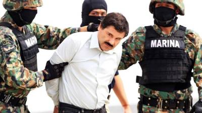 MÉXICO, D.F., 22FEBRERO2014.- Joaquín “El Chapo Guzmán”, líder del cártel de Sinaloa y uno de los delincuentes más buscado por Estados Unidos y México, fue detenido por la Marina Armada de México en Mazatlán, Sinaloa, confirmó en conferencia de prensa el procurador de la República, Jesús Murillo Karam. El presunto delincuente fue presentado en el hangar de Secretaria de Marina en el aeropuerto Internacional de Ciudad de México.FOTO: MOISÉS PABLO /CUARTOSCURO.COM