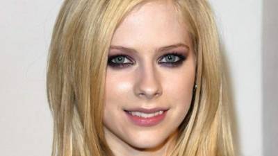 La cantante canadiense hizo su primera aparición en la alfombra roja después de retirarse unos años por razones de salud; su nuevo aspecto dejó a sus fans perplejos.