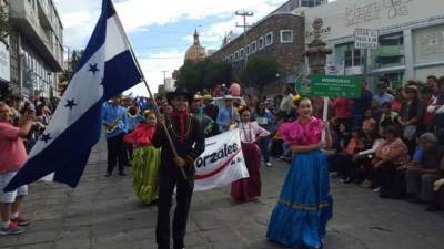 Los integrantes de Los Zorzales de Sula en el evento inaugural de la Folkloreada en México.