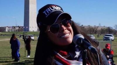 Desde su casa en Tijuana (México), Paloma Zuñiga atrae a 70,000 personas con su página 'Paloma for Trump', que, según explica a Efe durante una visita a Washington, creó cuando supo que Donald Trump quería ser presidente y vio en él 'un líder necesario para acabar con la destrucción de EEUU'.