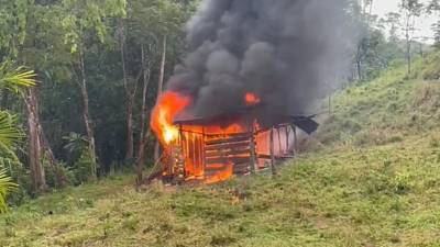 Momento en que las autoridades quemaban el narcolaboratorio que operba en zona de Tocoa.