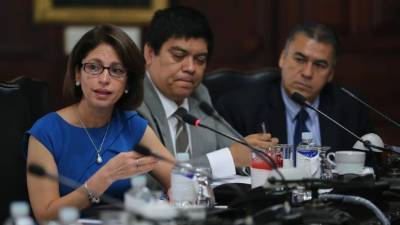 Ethel Deras, comisionada de la CNBS, en el diálogo.
