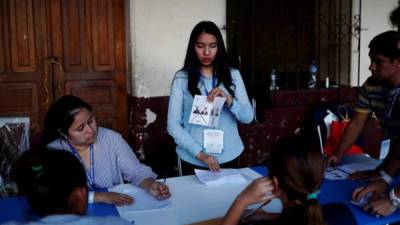 Miembros del Tribunal Supremo Electoral de Guatemala comenzó el conteo.