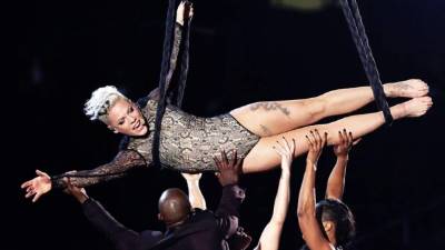 Pink y Helena Bonham Carter sorprendieron al mostrar su belleza natural.