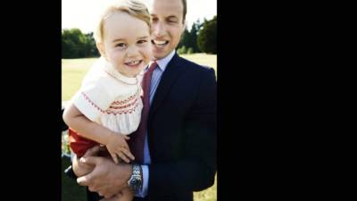 El príncipe George junto a su padre el duque William de Cambridge.